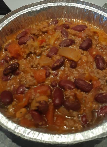 Chili con carne<br>Chilly days ahead of us why not curl up with a nice bowl of chili and watch a movie.<br>Kidney beans. ground beef. onions, tomatoes, peppers, mushrooms and spices<br>Single serve $6<br>Family size available